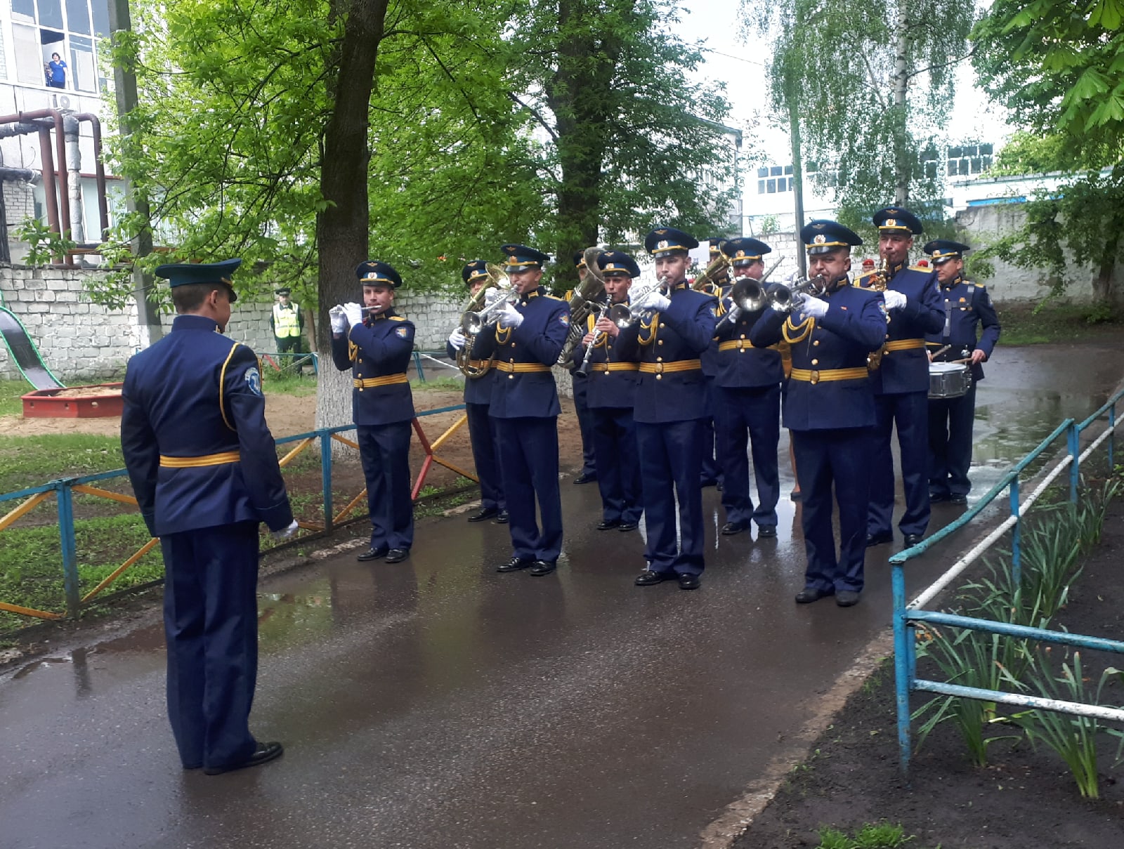 Под окнами ветерана Николая Зинченко прошёл парад Победы | 09.05.2020 |  Белгород - БезФормата