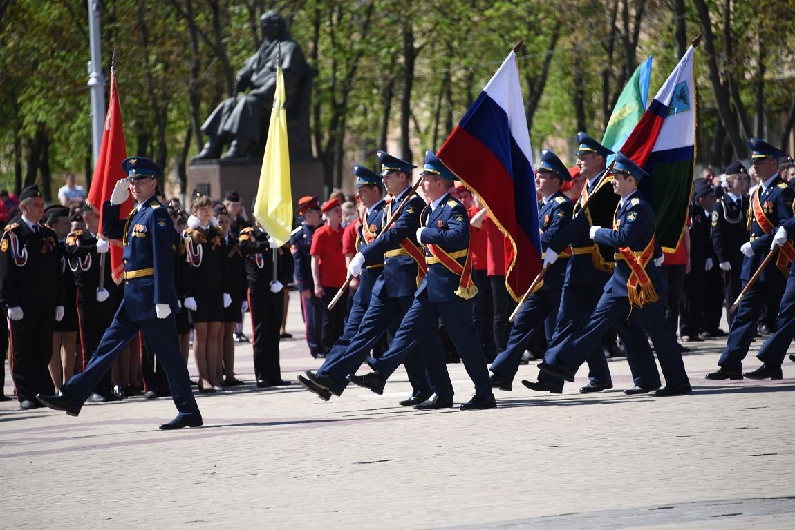 Проходить маршем. Парадный марш. Парадный марш картинки. Марш в Электростали. Победный марш места.