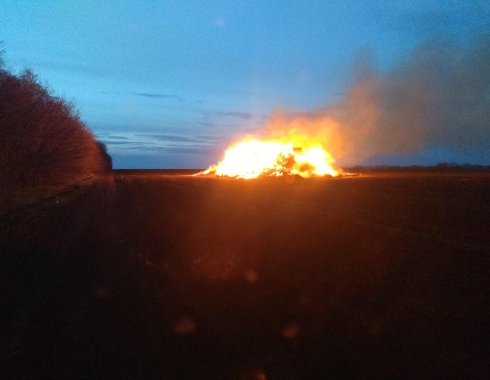 Под белгородом. Горит стог сена. Ясные зори обстрел. Горящий стог сена ночью. Белгород стог.