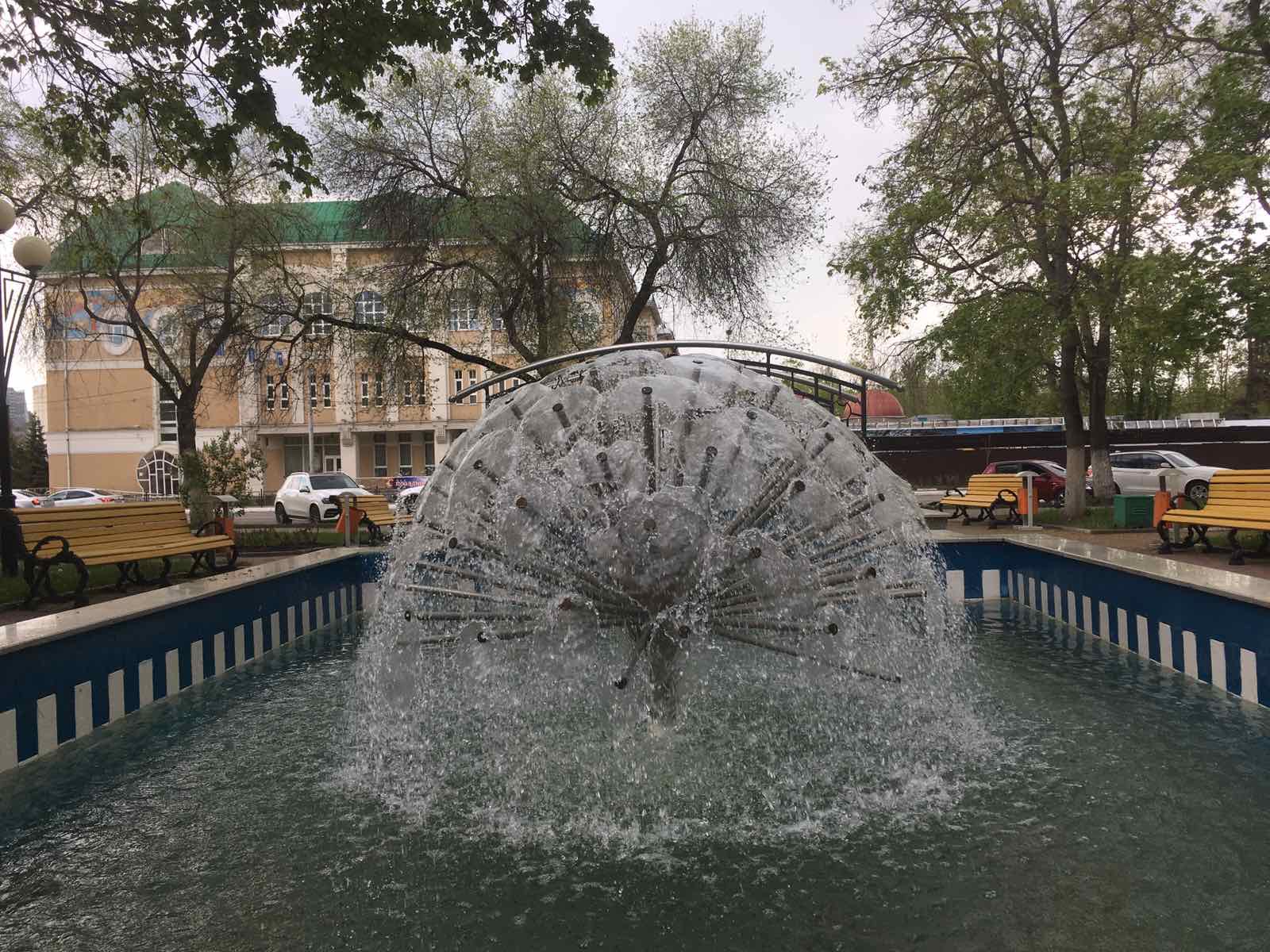 Начало начал фонтан. Фонтаны Белгорода. Белгород фонтан в Майском. Фонтан Горсад Тюмень. Мост с фонтаном Белгород.