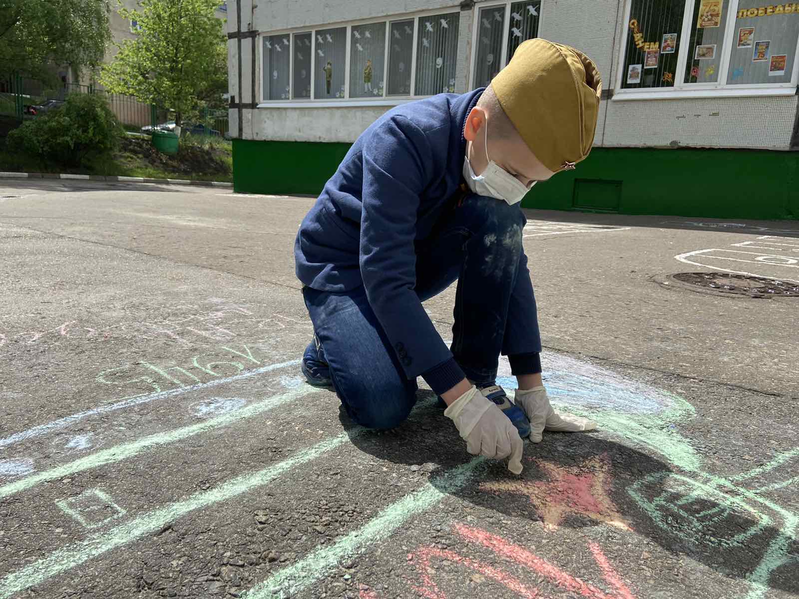 Солдаты, журавли и Кремль из бумаги украшают #ОКНАПОБЕДЫ в Белгороде |  07.05.2020 | Белгород - БезФормата