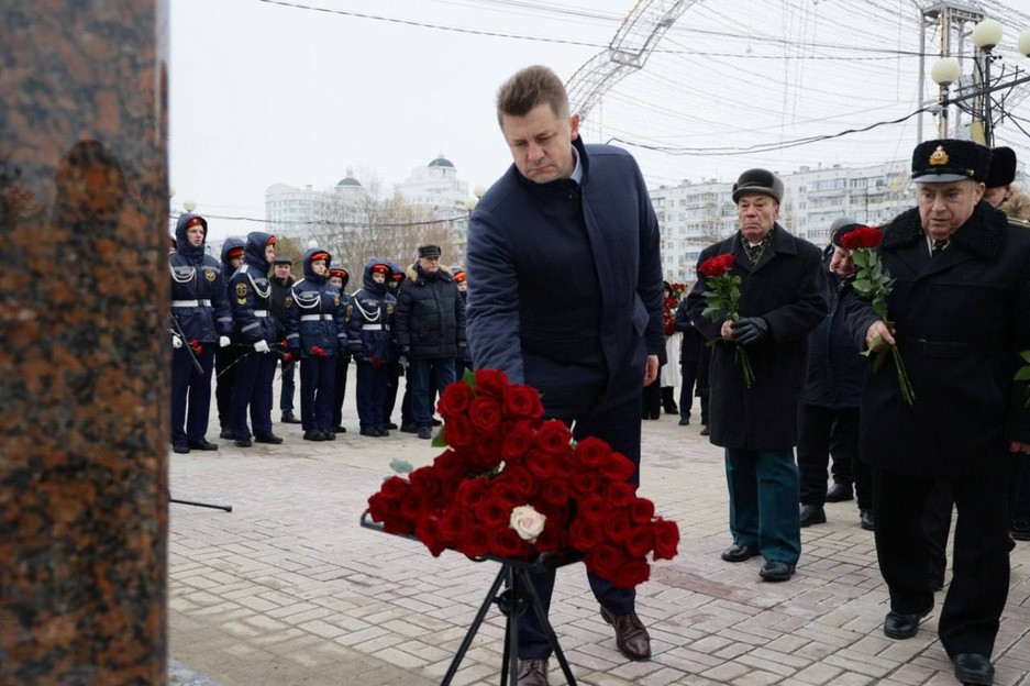 В Белгороде на Аллее Героев парка Победы открылся бюст Героя России, участника СВО Дмитрия Астафьева - Изображение 5