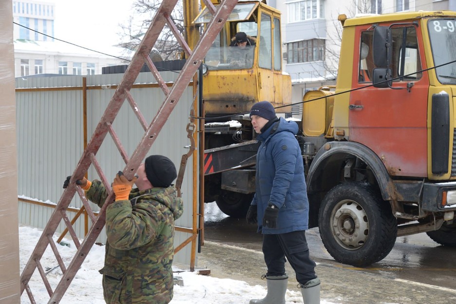 В Белгороде на «Стадионе» начали монтаж навеса остановочного павильона - Изображение 4