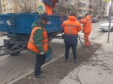 Работники Белгорблагоустройства продолжают наводить чистоту и порядок на улицах Белгорода - Изображение 4