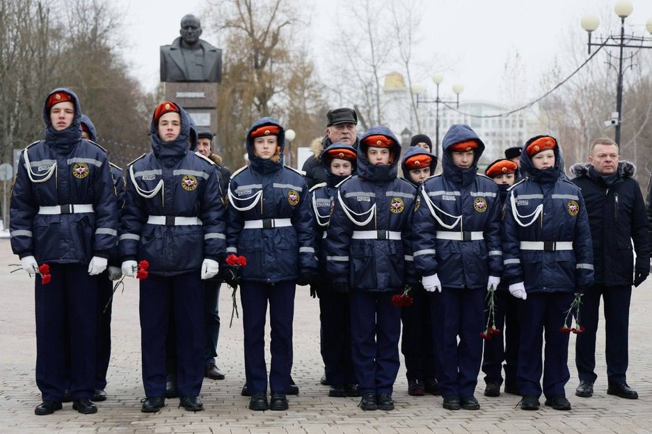 В Белгороде на Аллее Героев парка Победы открылся бюст Героя России, участника СВО Дмитрия Астафьева - Изображение 4