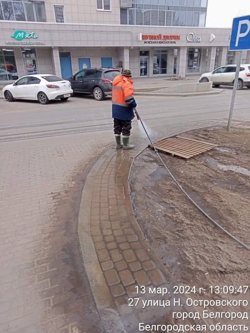 Работники Белгорблагоустройства продолжают наводить чистоту и порядок на улицах Белгорода - Изображение 2