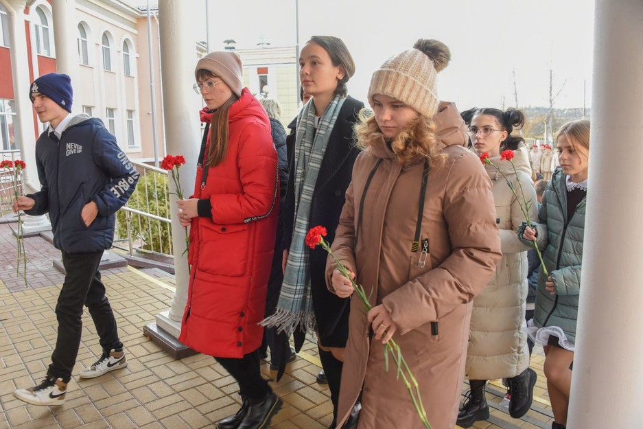 В Белгороде открыли мемориальную доску в память о Максиме Федюнине, погибшем в ходе СВО - Изображение 6