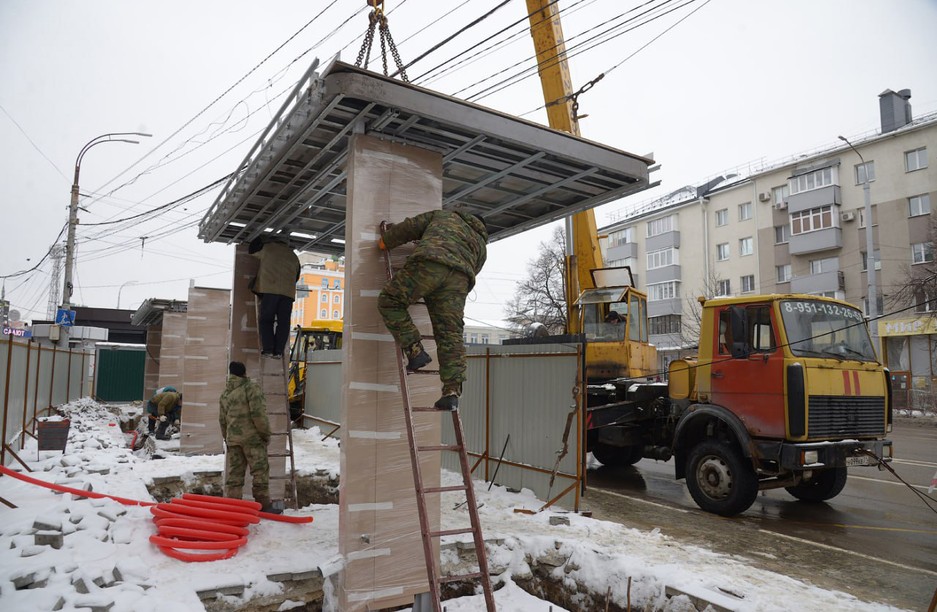 В Белгороде на «Стадионе» начали монтаж навеса остановочного павильона - Изображение 1