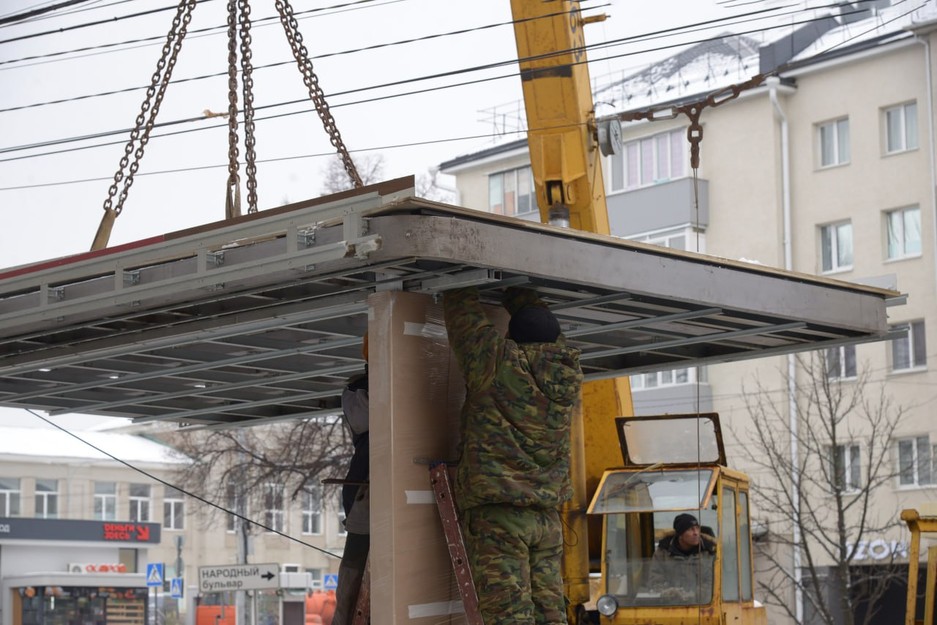 В Белгороде на «Стадионе» начали монтаж навеса остановочного павильона - Изображение 2