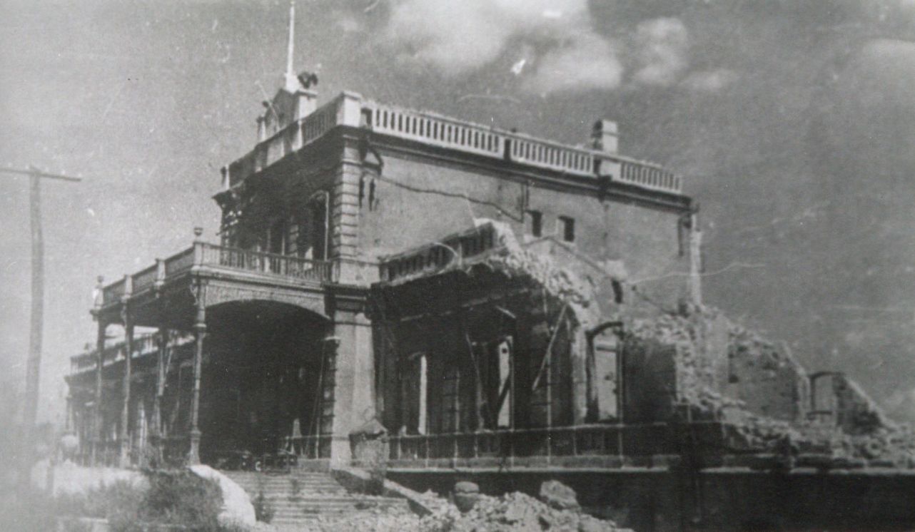 Разрушенное здание железнодорожного вокзала после ухода фашистов