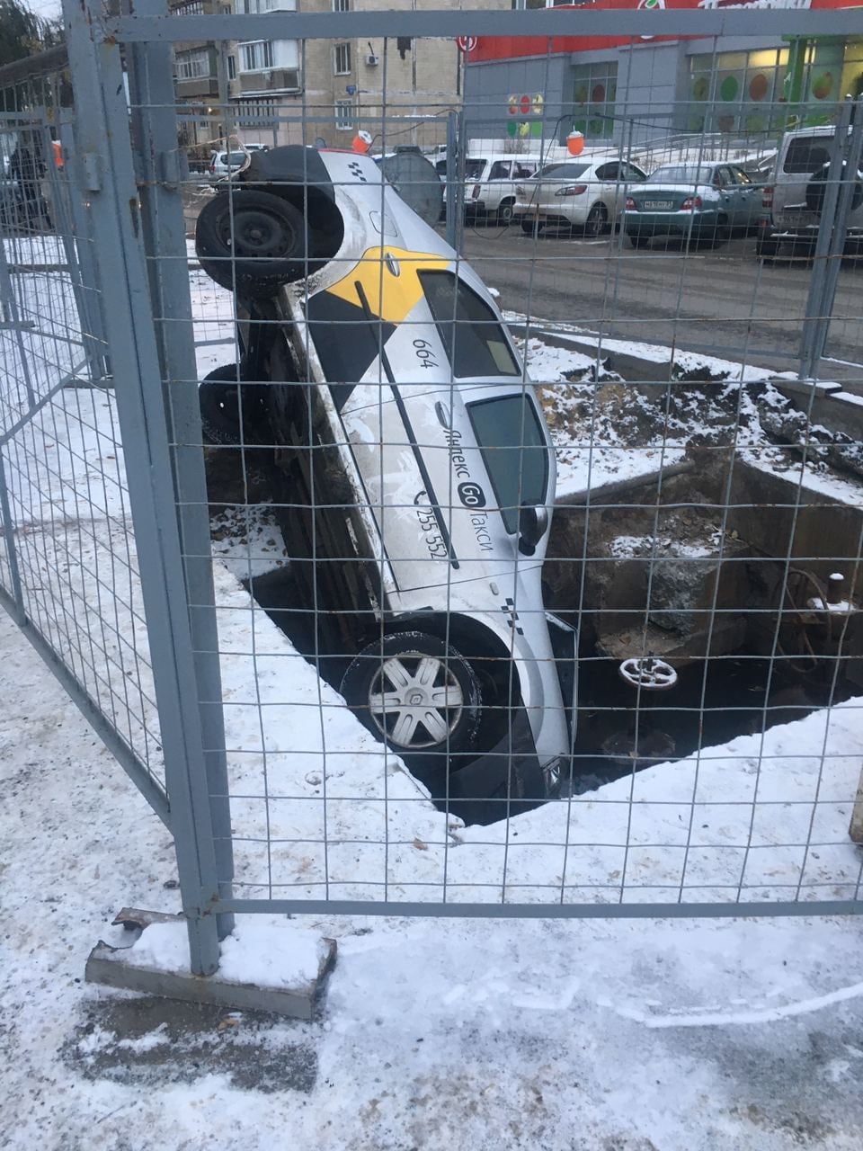 В Белгороде водитель такси снёс ограждение и упал в яму. Белгородские  новости