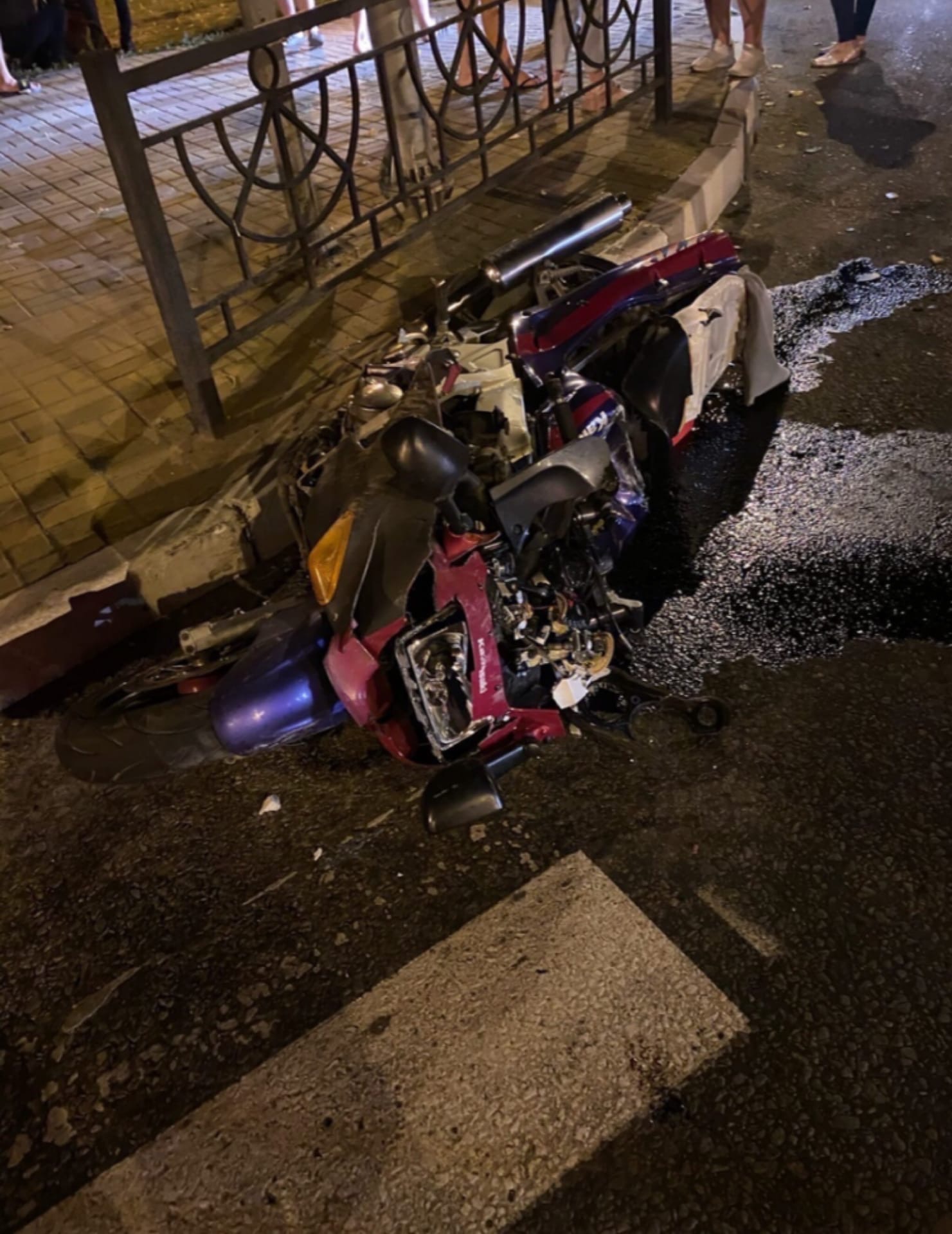 Разбитые мотоциклы ночью